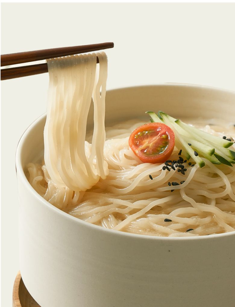 ‘청정원 콩담백면 콩국수’ 제품 조리예시. 보이는 면이 두유로 만든 콩담백면이다. [대상 제공]