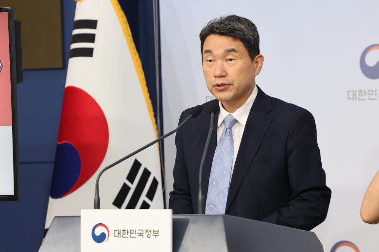 이주호 부총리 겸 교육부 장관이 17일 오전 정부서울청사에서 교원의 학생생활지도 고시안 브리핑을 하고 있다. [연합]