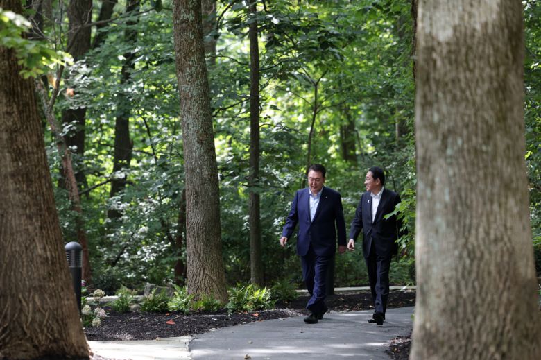 윤석열 대통령과 기시다 후미오 일본 총리가 18일(현지시간) 워싱턴DC 인근 미국 대통령 별장인 캠프 데이비드에서 한미일 정상회의를 위해 오솔길을 함께 걸어오고 있다. [연합]