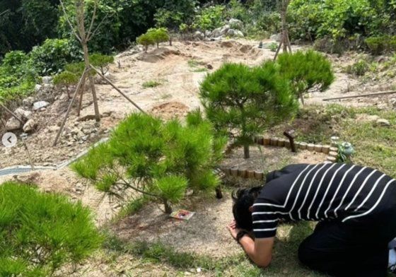 강한이 25년 만에 만난 생모의 사망 소식을 전했다. [인스타그램 캡처]