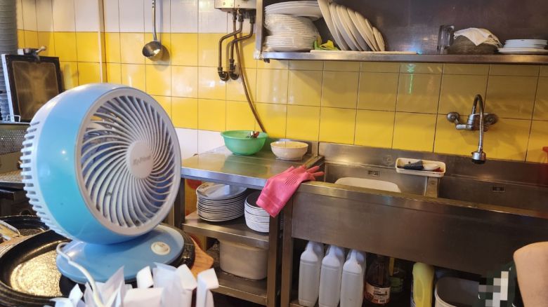 서울 강남구의 한 치킨집에서 일하는 송경순(69) 씨는 가게 냉방비 부담을 최소화하기 위해 손님이 들어오기 전까진 에어컨을 틀지 않고 작은 선풍기로 더위를 식힌다고 했다. 안효정 기자.