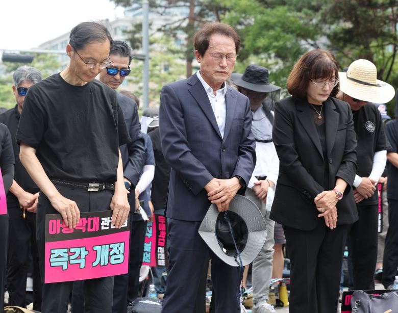 조희연 서울시교육감이 19일 오후 서울 여의도 국회 앞에서 열린 서이초 교사 사망 사건 진상규명 및 아동학대 관련법 즉각 개정 촉구 집회에 참석해 묵념하고 있다. [연합]