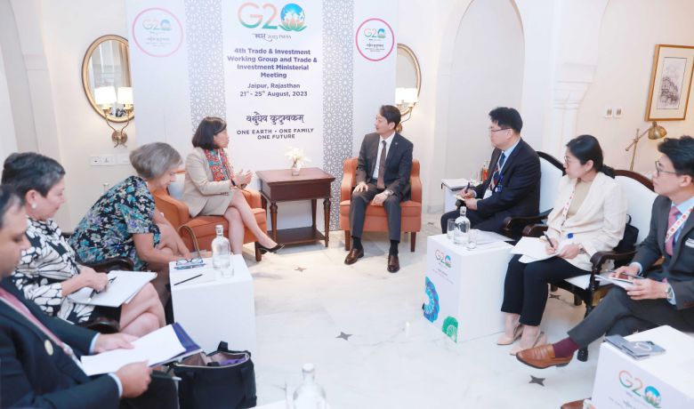 안덕근(오른쪽 네번째) 산업통상자원부 통상교섭본부장이 24일(현지시간) 인도 자이푸르 램바 팰리스호텔에서 캐서린 미국 무역대표부(USTR) 대표와 면담을 하고 있다. [산업통상자원부 제공]