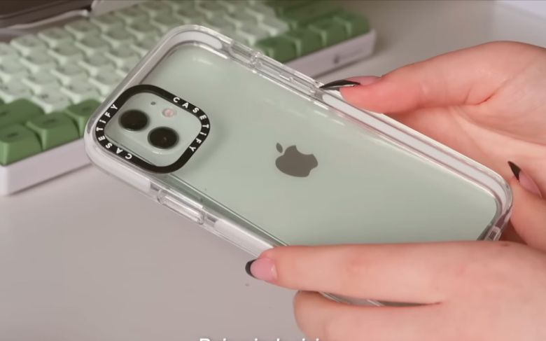 애플이 지난 2020년 출시한 ‘아이폰12’에 투명 케이스를 끼운 모습. [유튜브 ‘Munchi’]