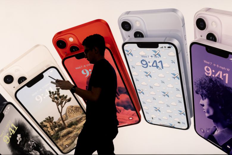 애플이 신형 아이폰15를 다음달 12일 공개할 것으로 29일(현지시간) 알려졌다. 사진은 미국 워싱턴DC의 한 애플스토어에서 직원이 근무하는 모습 [EPA]