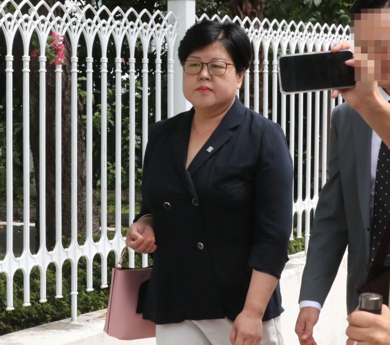 이태원 참사 유가족과 화물연대 조합원을 비하하는 글을 올린 혐의(모욕)로 기소된 김미나 창원시의원이 31일 오전 경남 창원시 마산합포구 창원지법 마산지원에서 열린 공판을 마치고 걸어가고 있다. [연합]