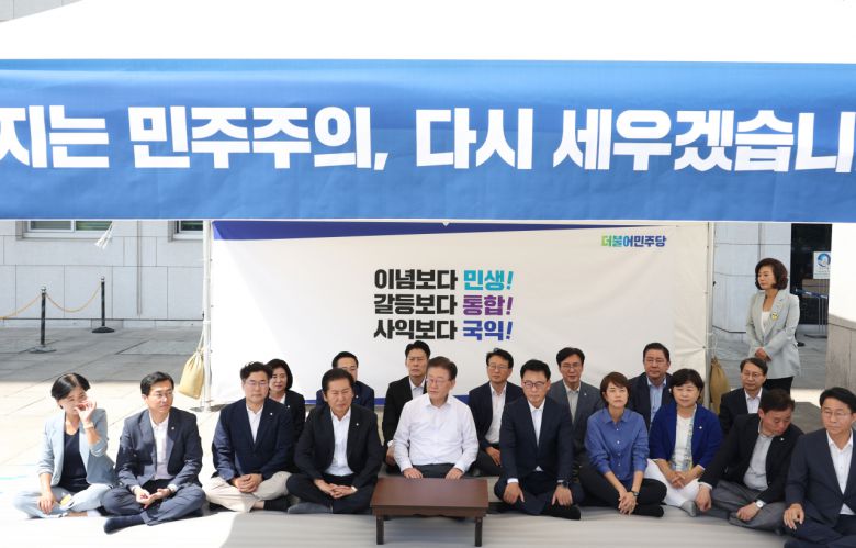 이재명 더불어민주당 대표가 31일 오후 국회 본청 앞에서 단식 농성을 하고 있다. 이 대표는 이날 취임 1주년 기자간담회에서 "무능 폭력 정권을 향해 국민항쟁을 시작하겠다"며 무기한 단식 농성에 돌입했다. [연합]