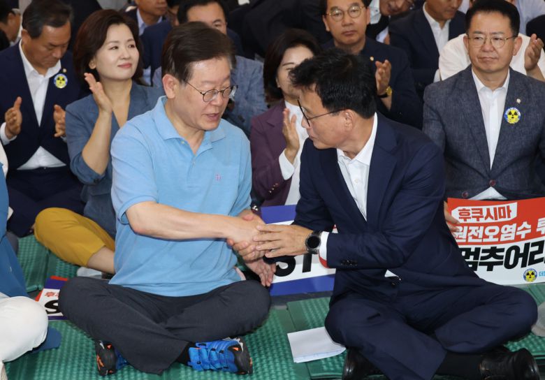 더불어민주당 이재명 대표와 박광온 원내대표가 1일 국회 로텐더홀에서 열린 '후쿠시마 핵물질 오염수 해양투기 비상행동 결과보고'에 참석하고 있다. [연합]