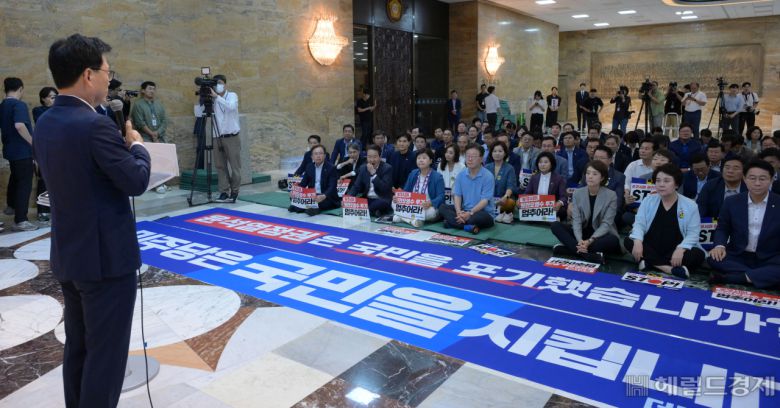 박광온 더불어민주당 원내대표가 1일 서울 여의도 국회 로텐더홀에서 열린 '후쿠시마 핵물질 오염수 해양투기 비상행동 결과보고'에 참석해 발언을 하고 있다. 이상섭 기자