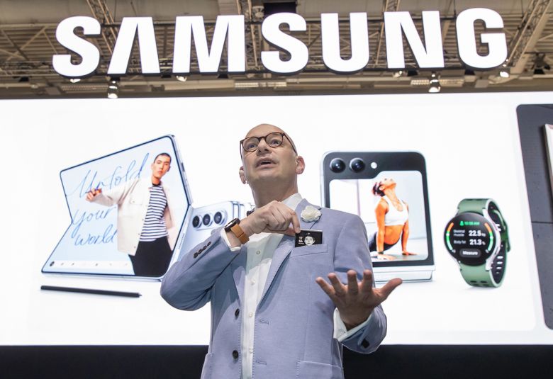 벤자민 브라운 삼성전자 구주총괄 마케팅팀장(상무)이 독일 베를린에서 열리는 유럽 최대 가전전시회 ‘IFA 2023’을 하루 앞둔 지난 달 31일 개최한 삼성 프레스 컨퍼런스에서 ‘갤럭시 Z 플립5’를 꺼내 보이고 있다.[삼성전자 제공]