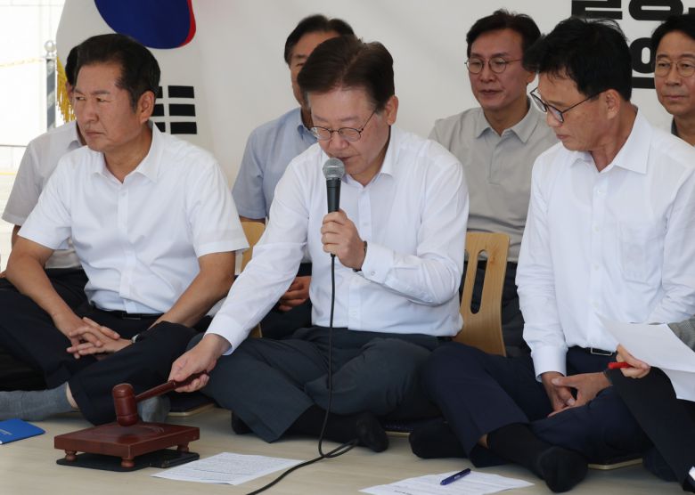 더불어민주당 이재명 대표가 1일 국회 단식농성장에서 열린 최고위원회의에서 의사봉을 두드리고 있다. [연합]