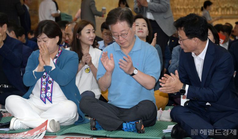 이재명 더불어민주당 대표가 1일 서울 여의도 국회 로텐더홀에서 열린 '후쿠시마 핵물질 오염수 해양투기 비상행동 결과보고'에 참석해 박수를 치고 있다. 이상섭 기자