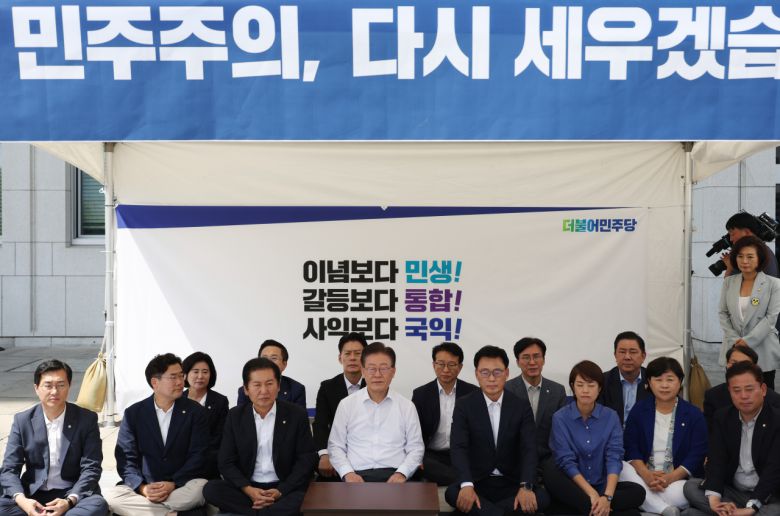 이재명 이재명 대표가 지난달 31일 오후 국회 본청 앞에서 단식 농성을 하고 있다. [연합]