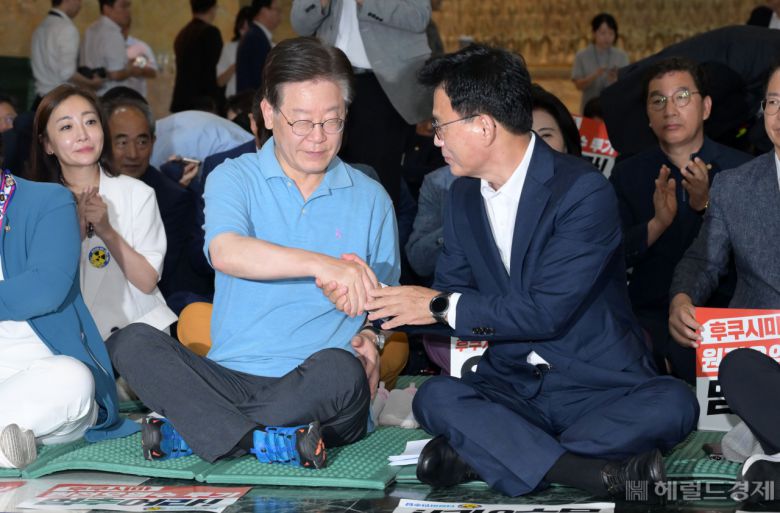 이재명 더불어민주당 대표와 박광온 원내대표가 1일 서울 여의도 국회 로텐더홀에서 열린 '후쿠시마 핵물질 오염수 해양투기 비상행동 결과보고'에 참석해 악수를 하고 있다. 이상섭 기자