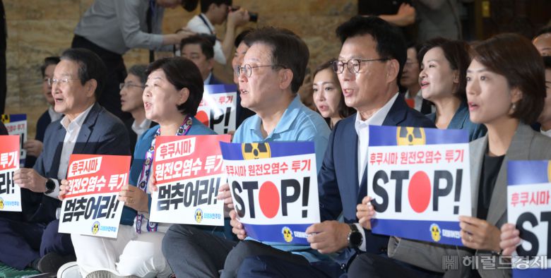 이재명 더불어민주당 대표가 1일 서울 여의도 국회 로텐더홀에서 열린 '후쿠시마 핵물질 오염수 해양투기 비상행동 결과보고'에 참석해 피켓을 들고 구호를 외치고 있다. 이상섭 기자