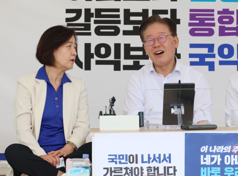 더불어민주당 이재명 대표가 3일 오후 국회 단식농성장을 방문한 추미애 전 법무부 장관과 대화하고 있다. [연합]