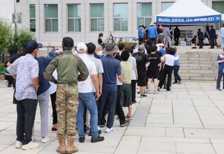 더불어민주당 이재명 대표의 지지자들이 3일 오후 국회에서 나흘째 단식을 이어가고 있는 이 대표를 위로하기 위해 줄지어 서 있다. [연합]