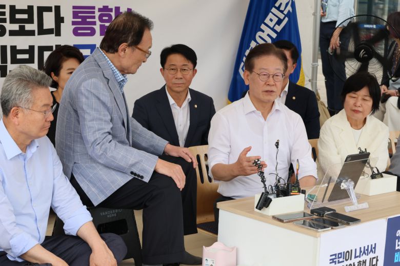 더불어민주당 이재명 대표가 4일 오후 국회 앞 단식투쟁 천막을 찾은 이해찬 상임고문과 대화하고 있다. [연합]