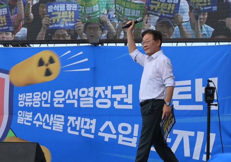 이재명 더불어민주당 대표가 지난 2일 오후 서울 프레스센터 인근에서 열린 ‘후쿠시마 핵오염수 해양투기 중단·윤석열정부 규탄 범국민대회’에서 인사하고 있다. [연합]