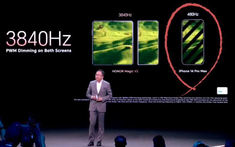 중국 스마트폰 업체 아너(HOMOR)의 조지 자오 최고경영자(CEO)가 자사 폴더블 스마트폰 ‘매직 V2’를 ‘아이폰14 프로 맥스’와 비교 설명하고 있다. [유튜브 'HONOR']