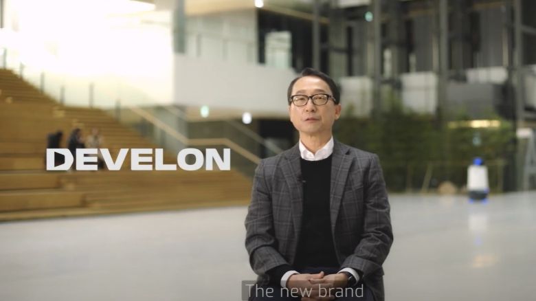HD현대인프라코어가 올해 초 공개한 새 브랜드 ‘디벨론’(DEVELON) 쇼케이스 영상에서 조영철 사장이 디벨론을 소개하고 있다. [HD현대인프라코어 유튜브 캡처]