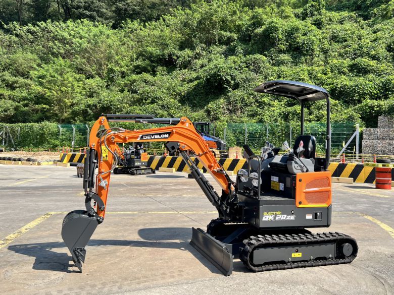 지난 1일 찾은 경기 안산시 상록구 팔곡이동 HD현대인프라코어 안산기술교육센터에 있는 1.7t급 디벨론 전기굴착기의 외관 [김은희 기자]