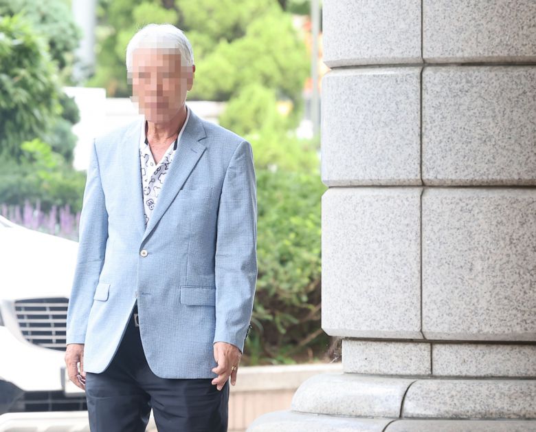 이태원 참사가 일어난 호텔 주변에 불법 구조물을 세우고 도로를 허가없이 점용한 혐의로 불구속 기소된 해밀톤호텔 대표 이모 씨가 6일 오전 공판 출석을 위해 서울서부지방법원에 들어서고 있다. [연합]