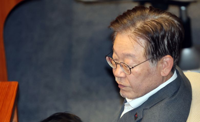 단식 중인 더불어민주당 이재명 대표가 7일 국회 본회의 대정부 질문에서 자리에 앉아 있다. [연합]