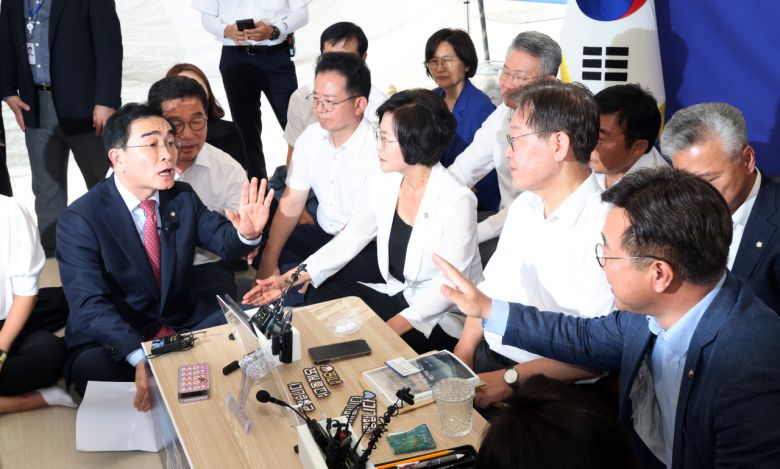 이재명 더불어민주당 대표가 단식 투쟁 중인 국회 앞 천막에서 태영호 국민의힘 의원을 만나고 있다. 태 의원은 본회의장 야당 의원들의 발언에 항의하기 위해 이재명 대표를 찾았다. [연합]