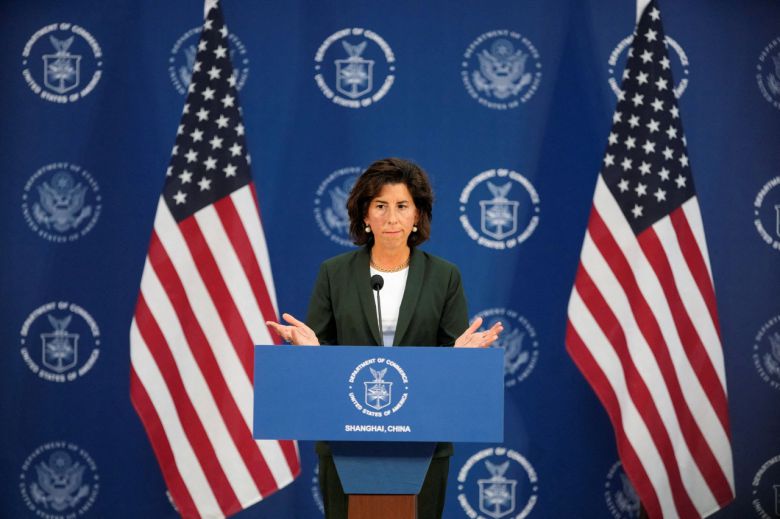 지나 러몬도 미국 상무장관이 지난달 30일 중국 상하이 보잉 공장에서 기자회견을 하고 있다. [로이터]