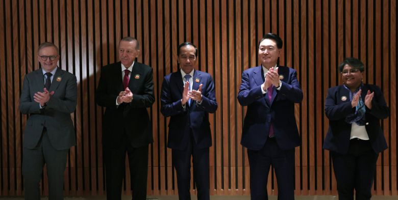 윤석열 대통령이 9일(현지시간) 인도 뉴델리 바라트 만다팜 국제컨벤션센터에서 조코 위도도 인도네시아 대통령(가운데), 레제프 타이이프 에르도안 튀르키예 대통령(왼쪽 두번째), 앤서니 앨버니지 호주 총리(왼쪽), 멕시코 대통령 대신 참석한 라켈 부엔로스트로 경제부 장관과 한·믹타(MIKTA) 정상회동을 하며 기념촬영을 하고 있다. [연합]