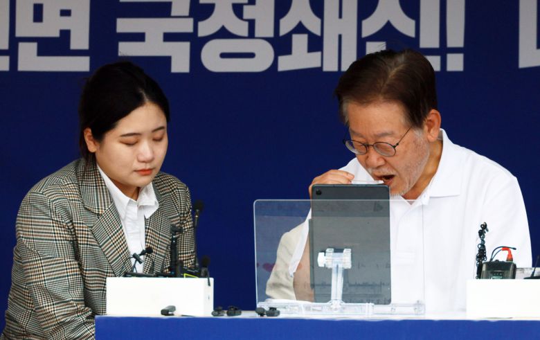 더불어민주당 이재명 대표가 11일 국회 본청 앞 단식농성 천막에서 박지현 전 더불어민주당 공동비대위원장과 이야기를 나누고 있다. [연합]