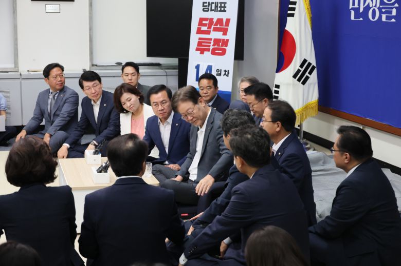 이재명 더불어민주당 대표가 13일 국회 당 대표실에서 초선의원 모임을 만나고 있다. [연합]