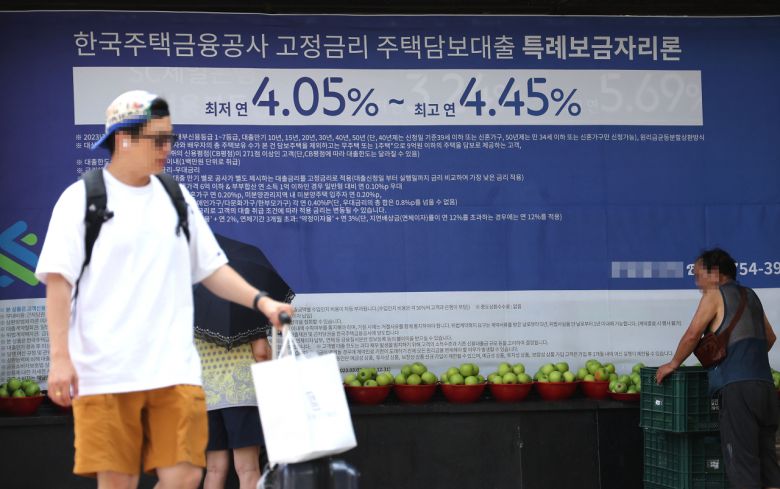 서울 한 시중은행의 대출 안내문 앞을 시민이 지나가고 있다.[연합]