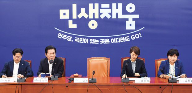 김기현 국민의힘 대표가 13일 국회에서 열린 ‘교권회복과 강화를 위한 국민의힘-교원단체 간담회’에 참석하고 있다(위쪽). 이날 국회에서 열린 더불어민주당 최고위원회의에서는 단식 14일째인 이재명 대표가 불참해 가운데 자리가 비었다. 이상섭 기자