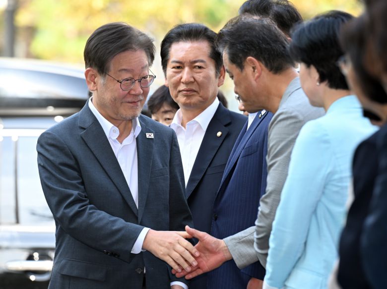 이재명 더불어민주당 대표가 '쌍방울 그룹 대북 송금' 의혹 관련 피의자 신분으로 조사를 받기 위해 12일 오후 경기도 수원시 영통구 수원지방검찰청으로 출석하며 의원들과 인사하고 있다. [연합]