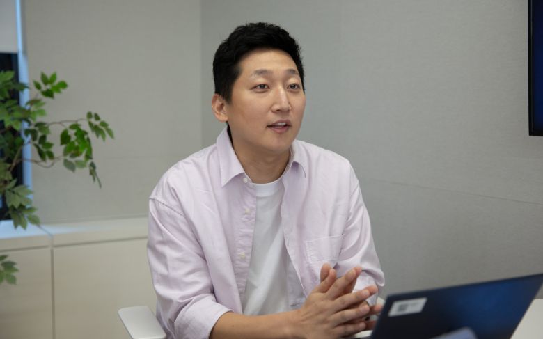 박신건 토스뱅크 PO가 인터뷰를 진행하고 있는 모습.[토스뱅크 제공]