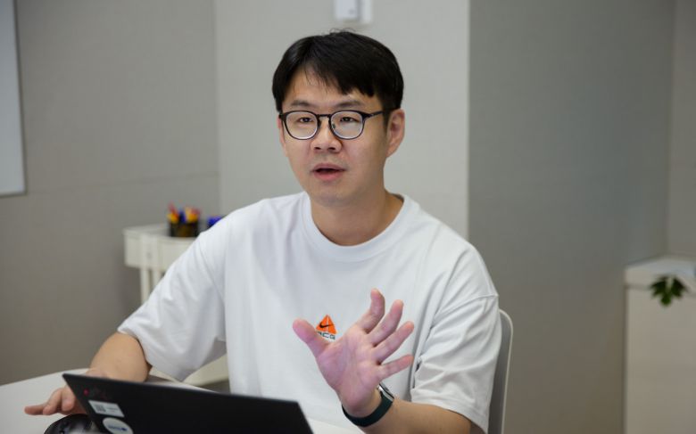 조원형 토스뱅크 여신담당 매니저가 인터뷰를 진행하고 있는 모습.[토스뱅크 제공]