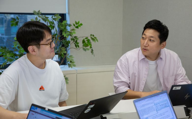 박신건(오른쪽) 토스뱅크 PO와 조원형 여신담당 매니저는 “고객의 눈높이를 맞춰야 한다는 압박감도 있었다”고 털어놨다.[토스뱅크 제공]