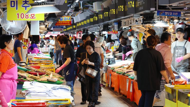 인천시 남동구 소래포구 어시장이 가을 꽃게 등 수산물을 구입하는 시민들로 붐비고 있다. [연합]