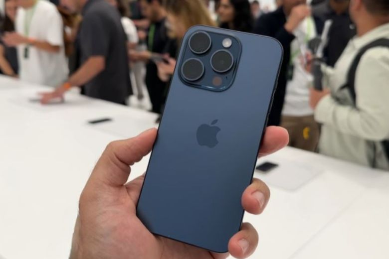 아이폰 15 티타늄 블루 색상. [유튜브 ‘EMKWAN REVIEWS’ 캡처]