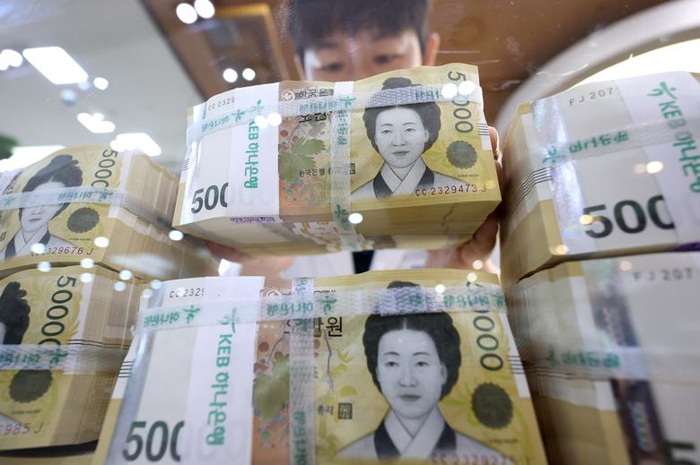 서울 중구 하나은행 본점에서 직원이 5만원권을 정리하고 있다.[연합]