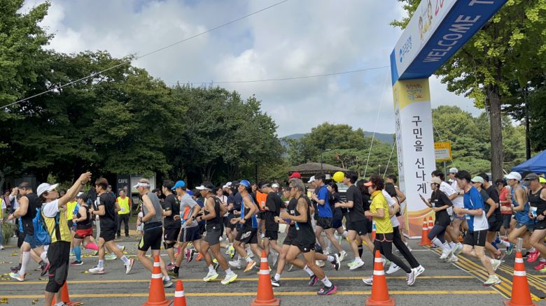 지난 17일 열린 제17회 선사마라톤대회에서 출발하는 참가자들. 주소현 기자