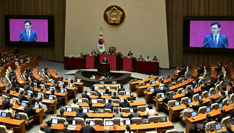 박광온 더불어민주당 원내대표가 18일 서울 여의도 국회에서 열린 본회의에서 교섭단체 대표 연설을 하고 있다. 임세준 기자