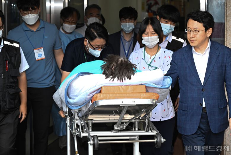 단식 19일째인 18일 오전 이재명 더불어민주당 대표가 건강 악화로 입원했다. 이날 서울 여의도 성모병원에서 이 대표가 다른 병원으로 이송되고 있다. 임세준 기자