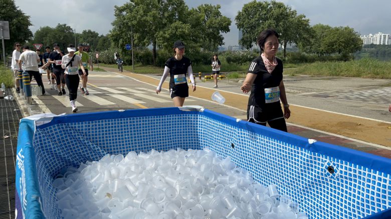 지난 17일 제17회 선사마라톤대회 제2급수대에서 수거함에 다회용컵을 버리는 참가자들. 주소현 기자