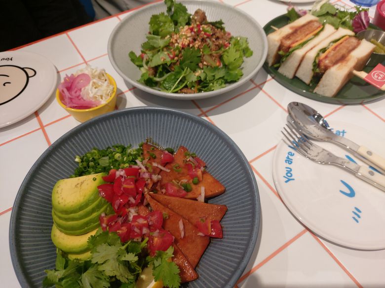 21일 서울 삼성동 코엑스에 문을 연 신세계푸드 식물성 대안식 브랜드 '유어왓유잇' 매장의 메뉴들. 김희량 기자