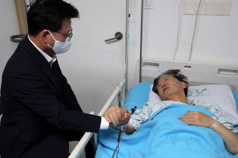 21일 오전 더불어민주당 박광온 원내대표가 서울 중랑구 녹색병원에서 단식 중인 이재명 대표를 찾아 대화하고 있다. [연합]