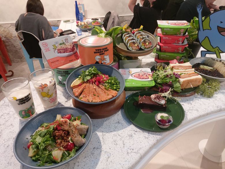 21일 서울 삼성동 코엑스에 문을 연 신세계푸드 식물성 대안식 브랜드 '유어왓유잇' 매장의 메뉴들. 김희량 기자