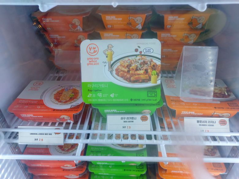 매장에 진열된 런천 김치덮밥, 볼로네제 라자냐, 라구 리가토니 등 식물성 간편식 3종의 모습. 김희량 기자